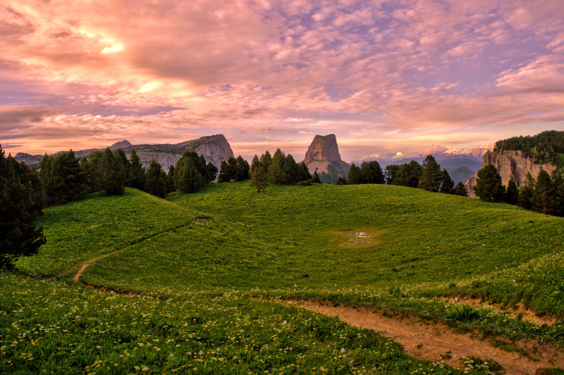 Coucher de soleil sur le Mont Aiguille dans le Vercors